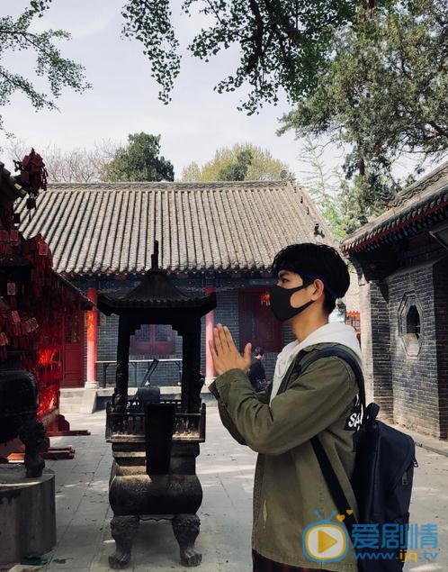 何善凯与人合照 何善凯高清写真_何善凯高清剧照
