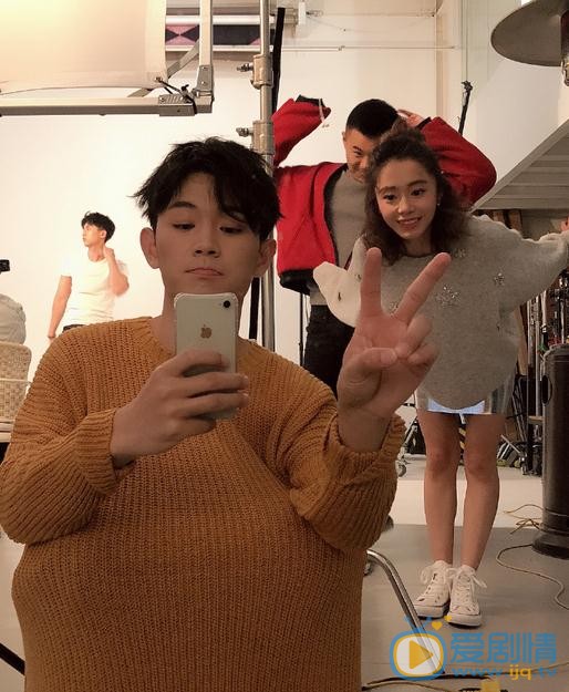 何善凯与人合照 何善凯高清写真_何善凯高清剧照