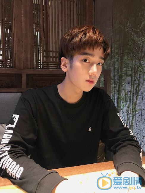 李明峻生活照 李明峻高清写真_李明峻高清剧照