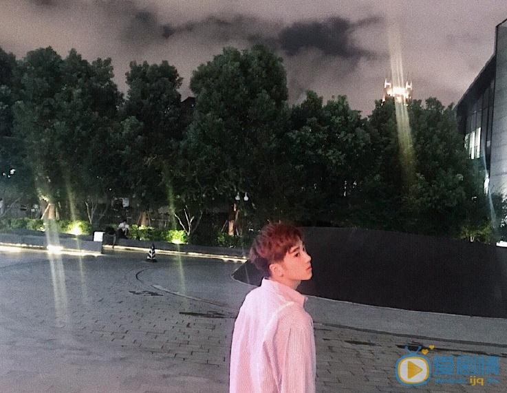 李明峻生活照 李明峻高清写真_李明峻高清剧照