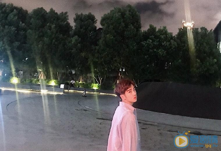 李明峻生活照 李明峻高清写真_李明峻高清剧照