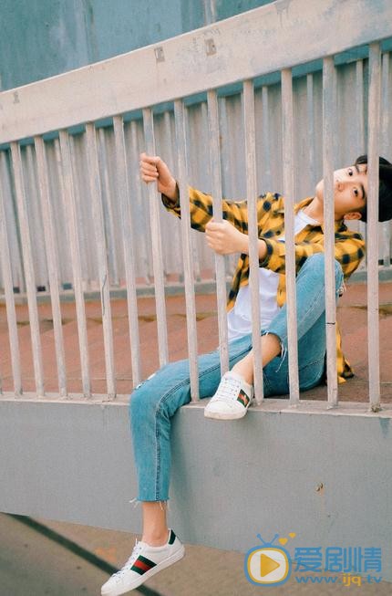 李明峻街拍写真 李明峻高清写真_李明峻高清剧照