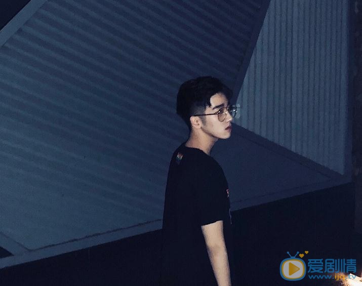 李明峻夜色写真 李明峻高清写真_李明峻高清剧照
