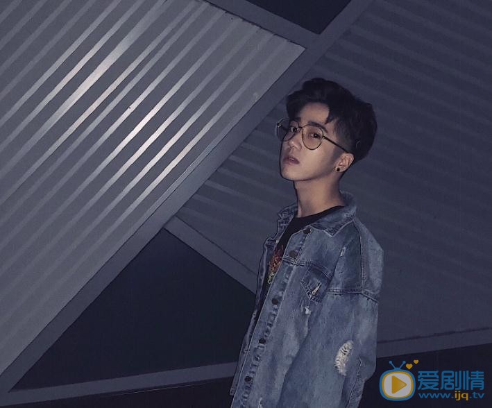 李明峻夜色写真 李明峻高清写真_李明峻高清剧照