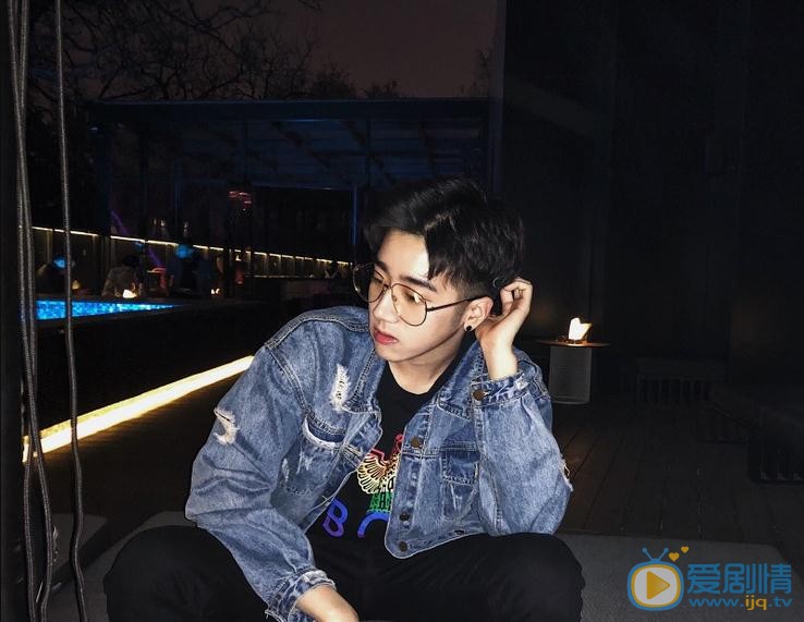 李明峻夜色写真 李明峻高清写真_李明峻高清剧照
