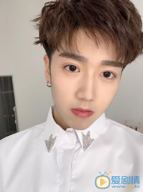 李明峻生活照 李明峻高清写真_李明峻高清剧照