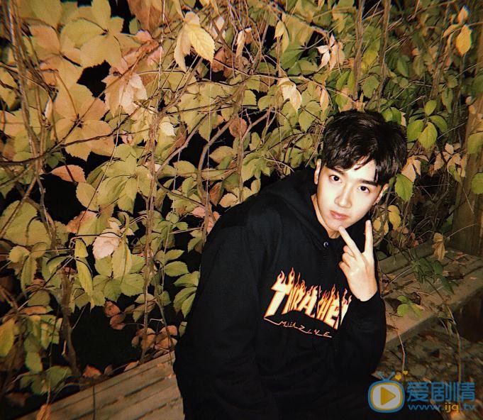 李明峻夜色写真 李明峻高清写真_李明峻高清剧照