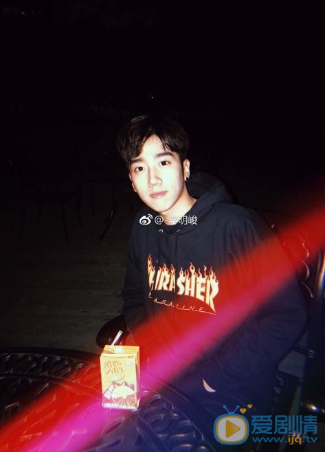 李明峻夜色写真 李明峻高清写真_李明峻高清剧照