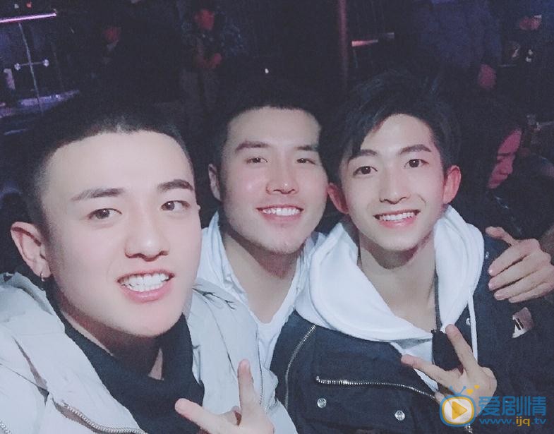 刘宇与人合照 刘宇高清写真_刘宇高清剧照
