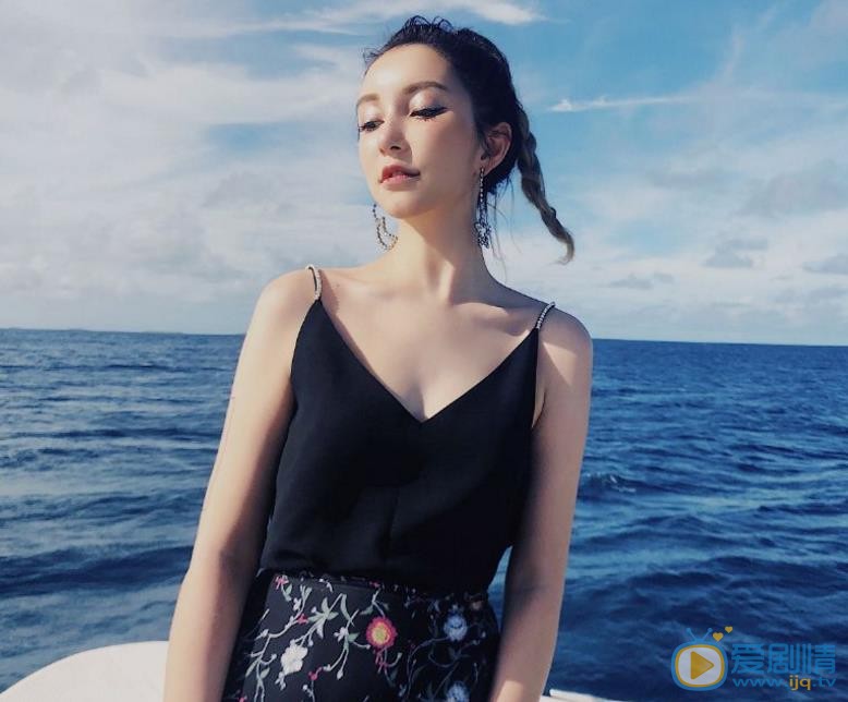 李雨桐海边街拍 李雨桐高清写真_李雨桐高清剧照
