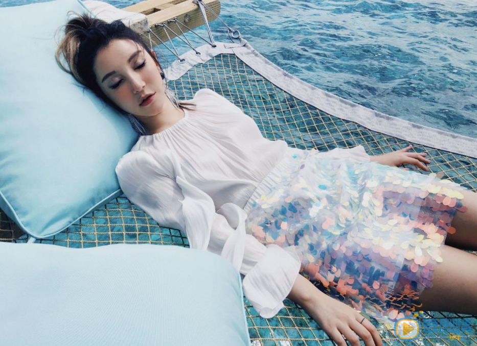 李雨桐海边街拍 李雨桐高清写真_李雨桐高清剧照