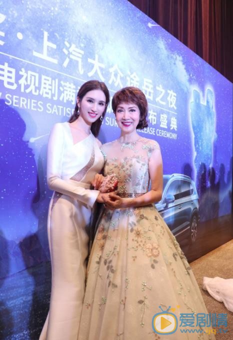 何傲儿与他人合照 何傲儿高清写真_何傲儿高清剧照