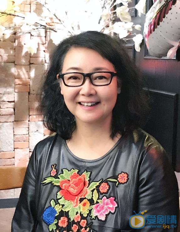 萨日娜生活照 萨日娜高清写真_萨日娜高清剧照