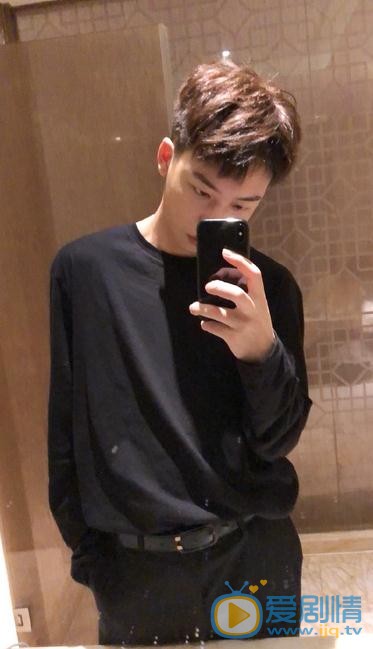 吴泽林与人合照 吴泽林高清写真_吴泽林高清剧照