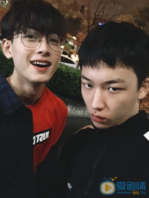 吴泽林与人合照 吴泽林高清写真_吴泽林高清剧照