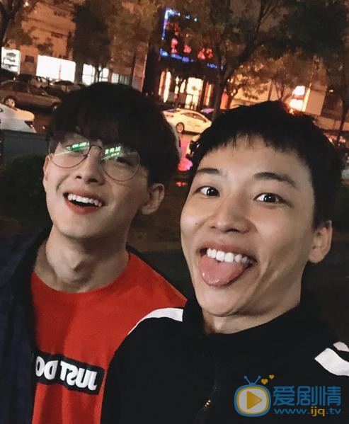 吴泽林与人合照 吴泽林高清写真_吴泽林高清剧照