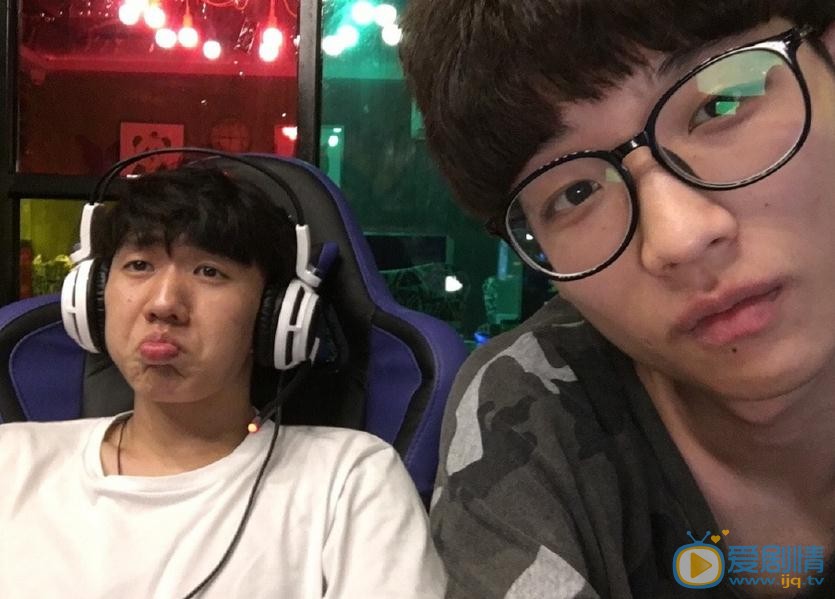 吴泽林与人合照 吴泽林高清写真_吴泽林高清剧照