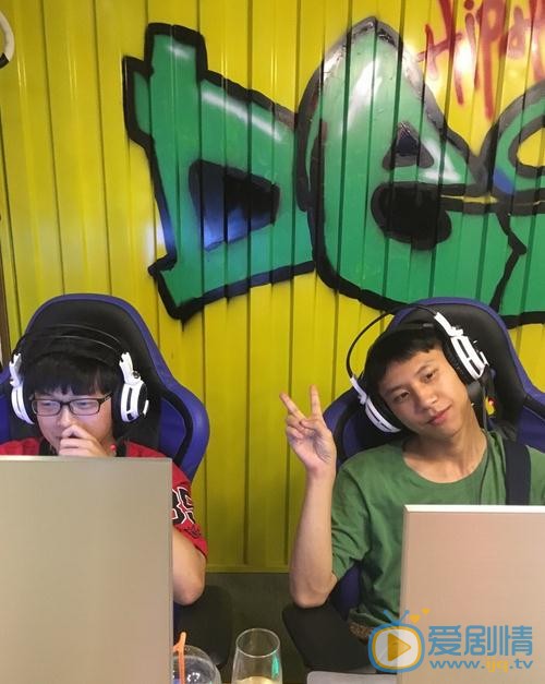 吴泽林与人合照 吴泽林高清写真_吴泽林高清剧照