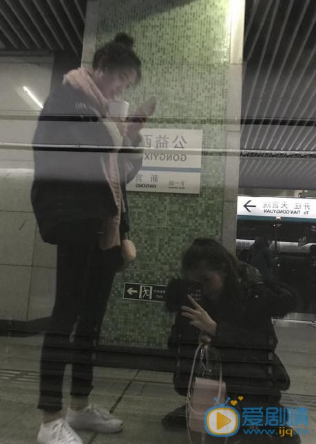 杨雨潼与人合照 杨雨潼高清写真_杨雨潼高清剧照