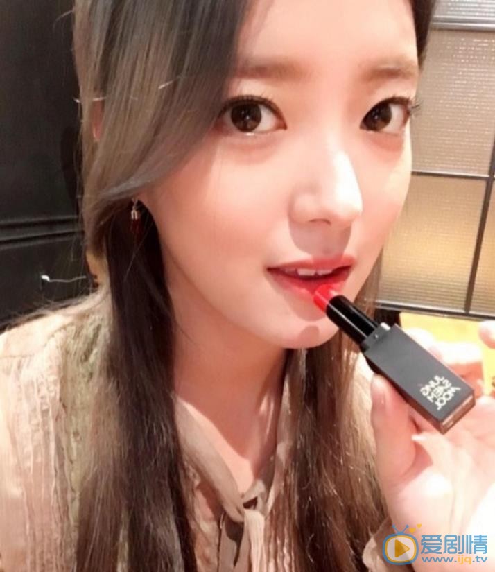 李世英自拍照 李世英高清写真_李世英高清剧照