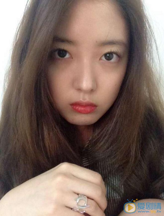 李世英自拍照 李世英高清写真_李世英高清剧照