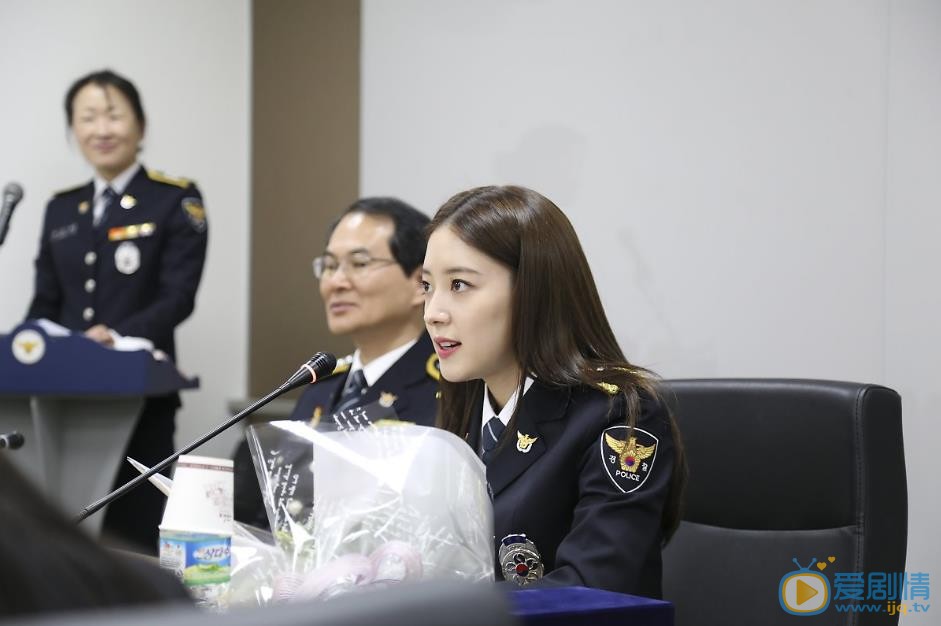 李世英警服照 李世英高清写真_李世英高清剧照