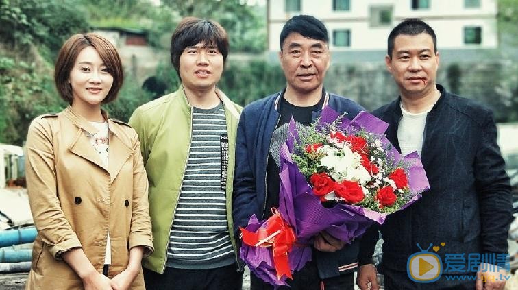 翟星月与人合照 翟星月高清写真_翟星月高清剧照
