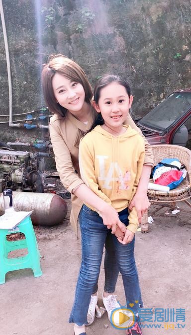 翟星月与人合照 翟星月高清写真_翟星月高清剧照
