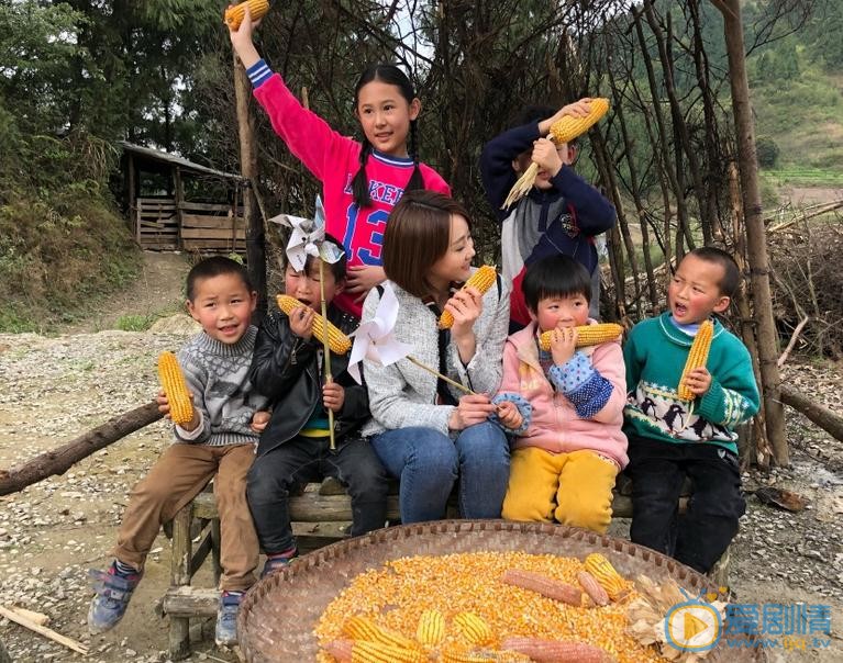 翟星月与人合照 翟星月高清写真_翟星月高清剧照