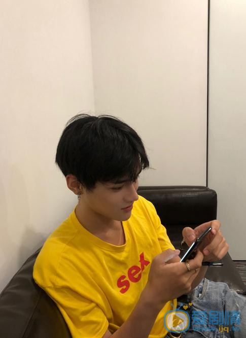 周川珺与人合照 周川珺高清写真_周川珺高清剧照