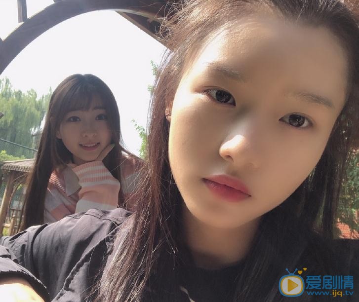 马玉灵与人合照 马玉灵高清写真_马玉灵高清剧照