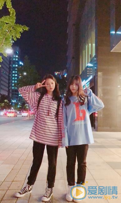 马玉灵与人合照 马玉灵高清写真_马玉灵高清剧照