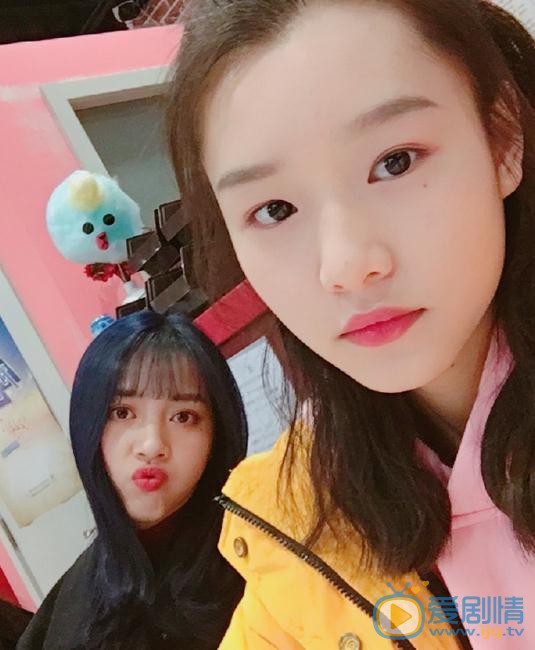 马玉灵与人合照 马玉灵高清写真_马玉灵高清剧照