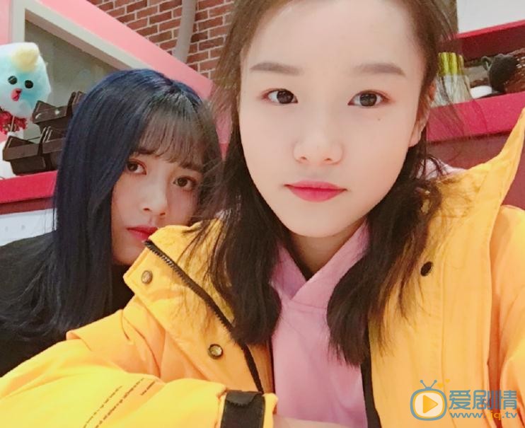 马玉灵与人合照 马玉灵高清写真_马玉灵高清剧照