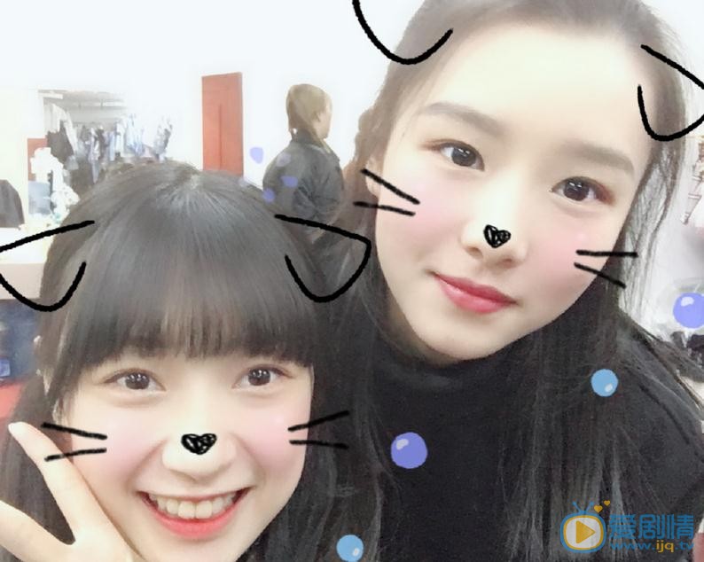 马玉灵与人合照 马玉灵高清写真_马玉灵高清剧照