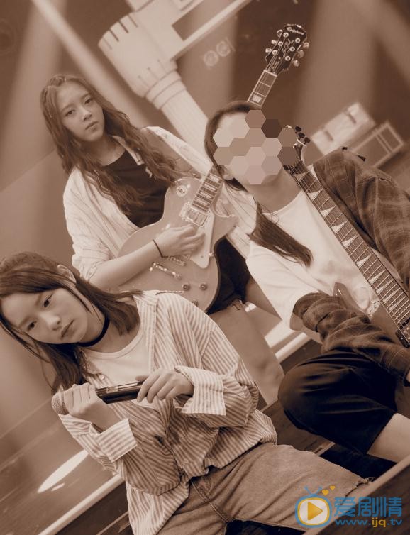 马玉灵与人合照 马玉灵高清写真_马玉灵高清剧照