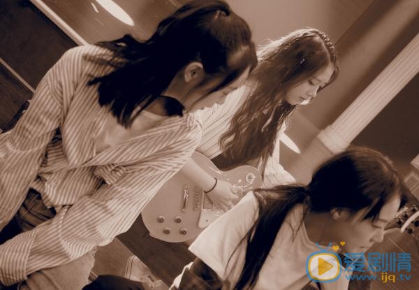 马玉灵与人合照 马玉灵高清写真_马玉灵高清剧照