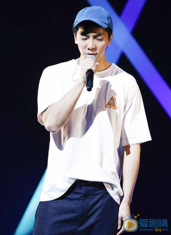 李昇基演唱会现场照 李昇基高清写真_李昇基高清剧照