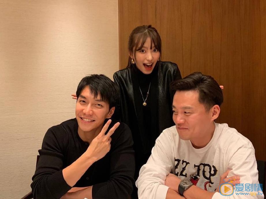 李昇基与人合照 李昇基高清写真_李昇基高清剧照