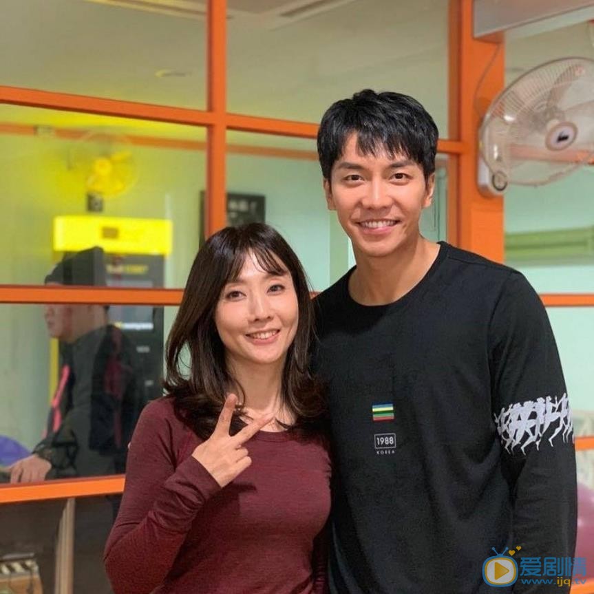 李昇基与人合照 李昇基高清写真_李昇基高清剧照