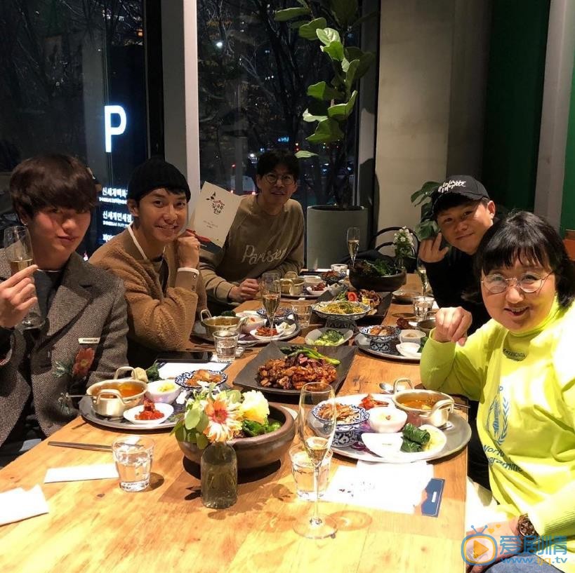 李昇基与人合照 李昇基高清写真_李昇基高清剧照