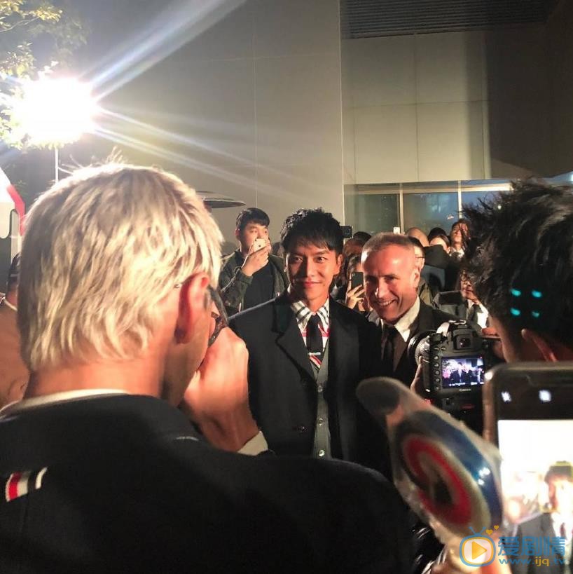 李昇基与人合照 李昇基高清写真_李昇基高清剧照