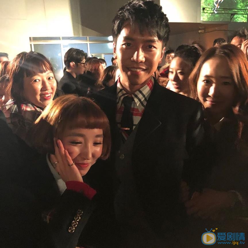 李昇基与人合照 李昇基高清写真_李昇基高清剧照