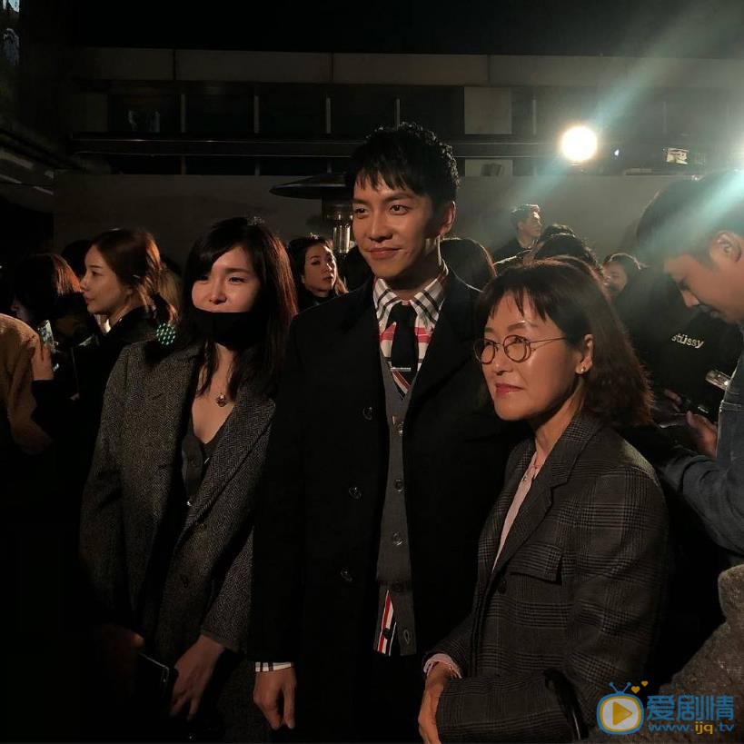 李昇基与人合照 李昇基高清写真_李昇基高清剧照