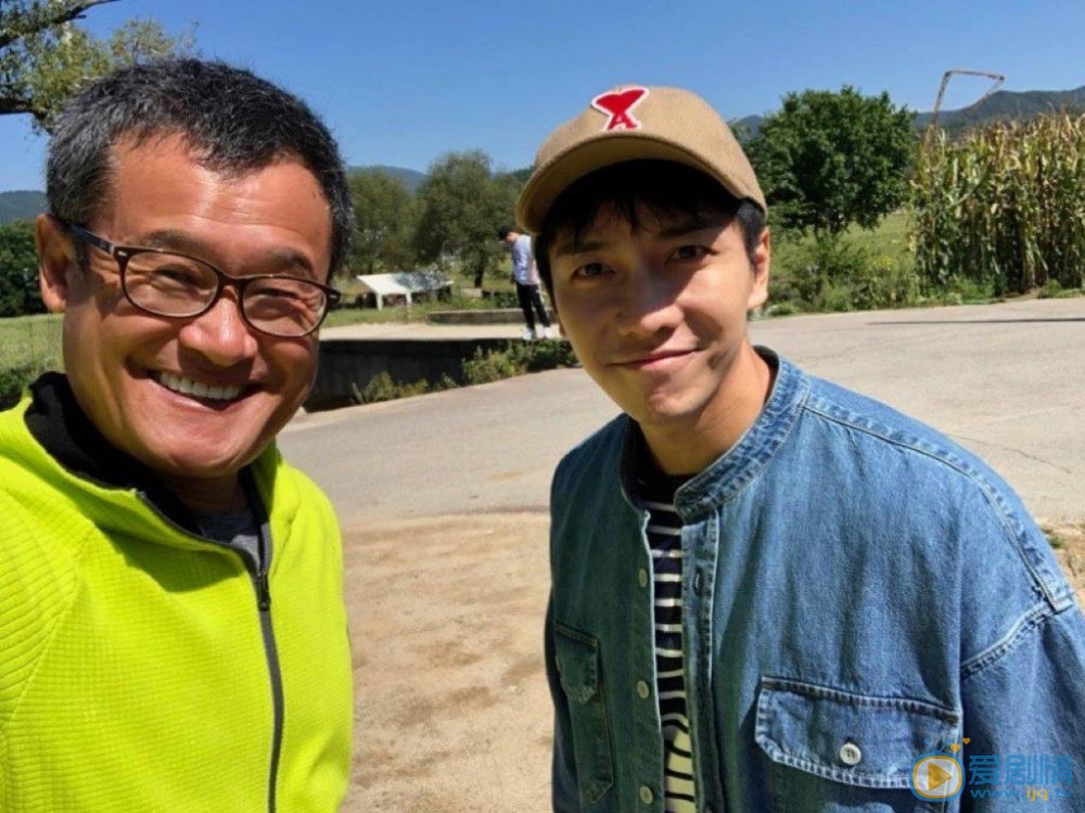 李昇基与人合照 李昇基高清写真_李昇基高清剧照