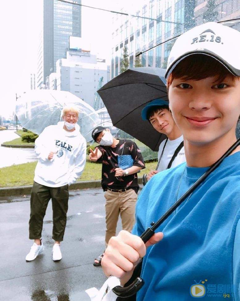 李昇基与人合照 李昇基高清写真_李昇基高清剧照