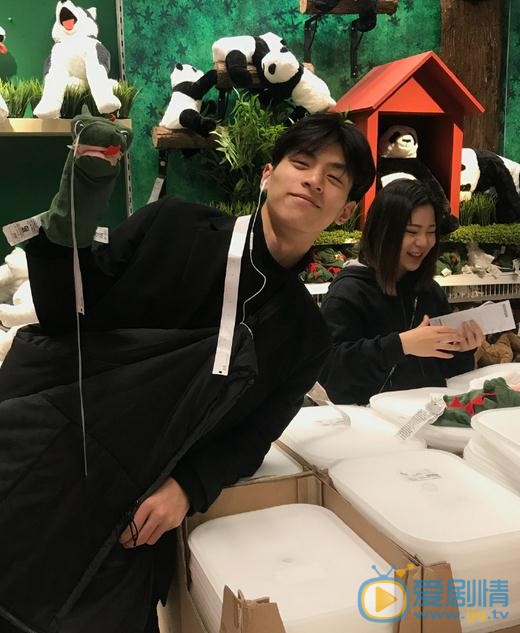 泮家豪与人合照 泮家豪高清写真_泮家豪高清剧照