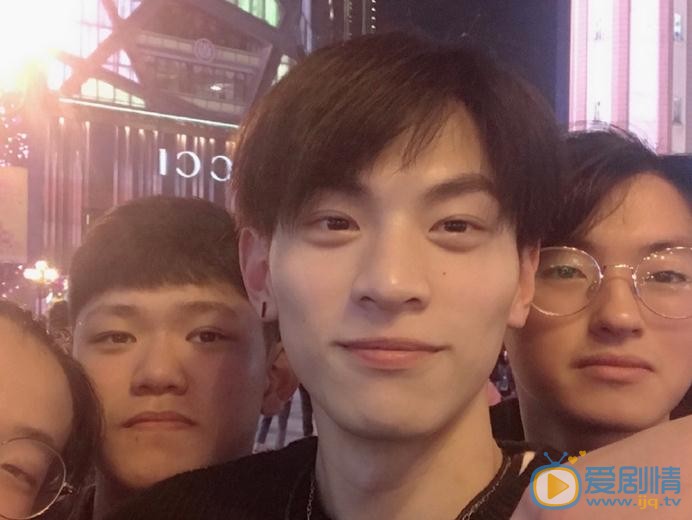 泮家豪与人合照 泮家豪高清写真_泮家豪高清剧照