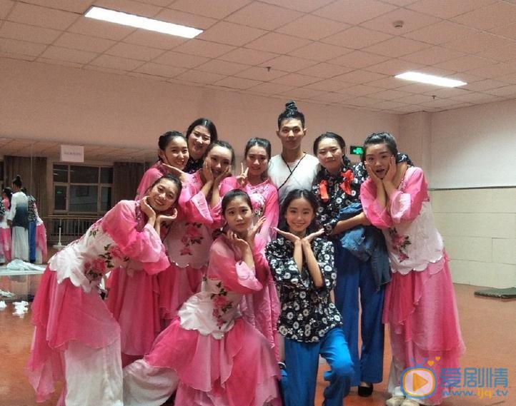 马希尔与人合照 马希尔高清写真_马希尔高清剧照
