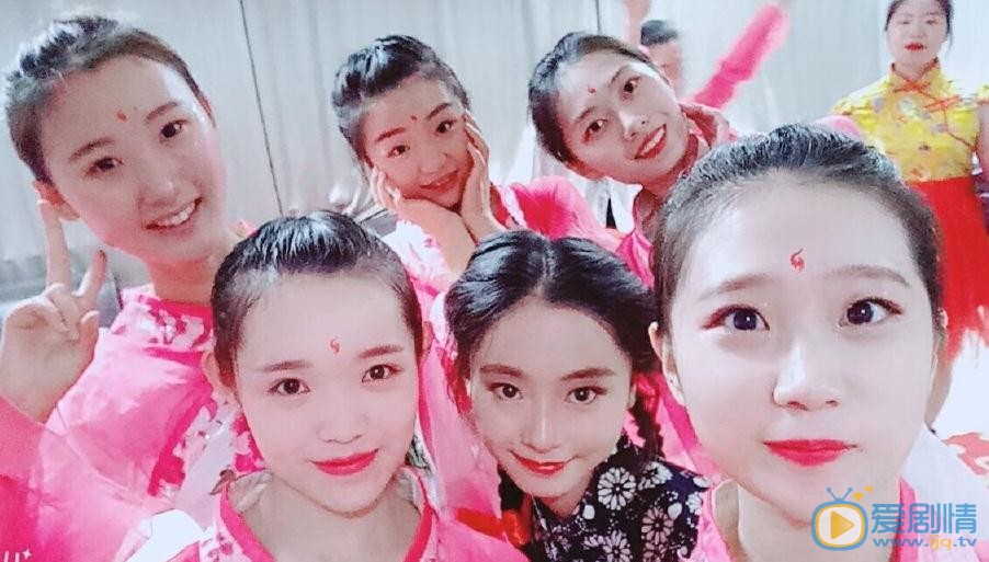 马希尔与人合照 马希尔高清写真_马希尔高清剧照